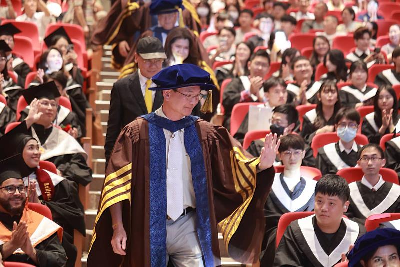 高科大校長吳忠信勉勵畢業生保持學習熱情與成長動能，在快速變遷的時代中勇敢迎接挑戰，成為兼具專業能力與人文關懷的人才。