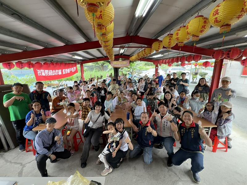 福隆宮端午文化體驗活動圓滿落幕,學童、家長及工作團隊共同合影留念,展現地方文化傳承與親子共學成果。