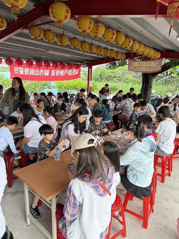 活動現場座無虛席,學生與家長共同參與龍舟DIY體驗,從做中學習文化知識與團隊合作精神。