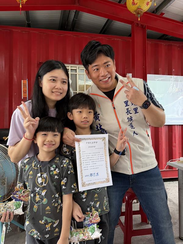 家長陪同孩子參與活動並分享學習成果,展現親子共學與文化傳承的教育價值。