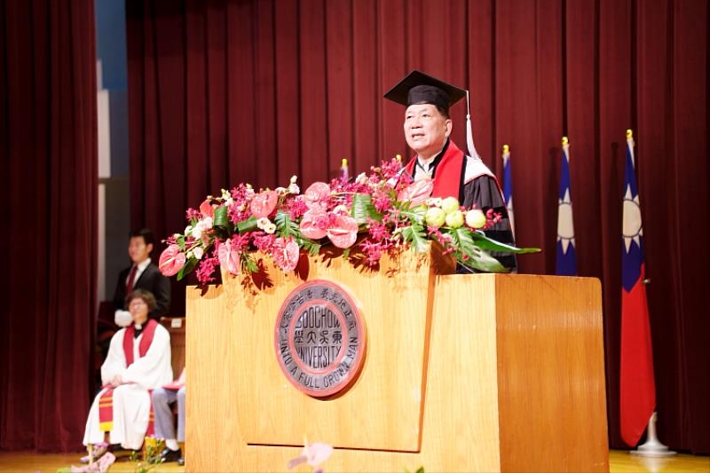 圖一、東吳大學畢業典禮於13、14兩日登場。校長詹乾隆勉勵畢業生，積極學習成為時代的主導者。