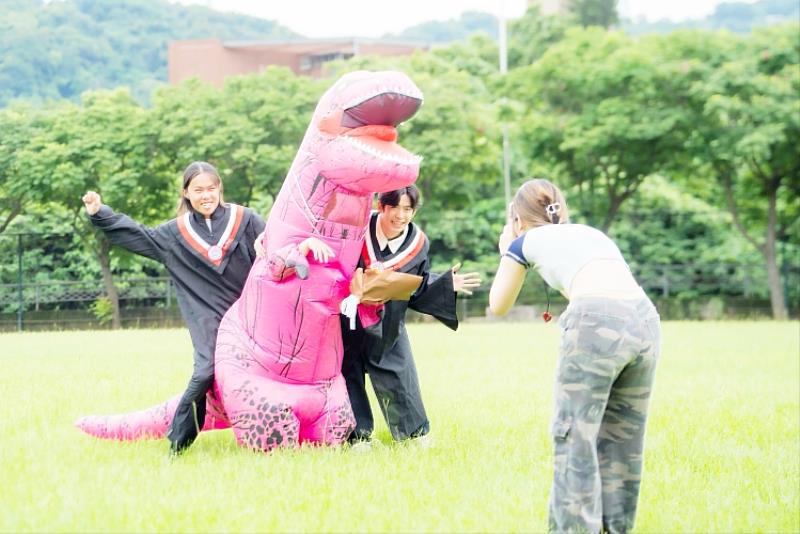 圖四、東吳畢典親友團出動粉色暴龍裝祝福畢業生，吸引全場目光。