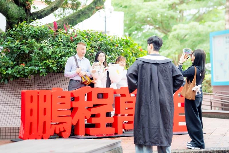 圖五、東吳畢業生在校園不同角落留下身影。