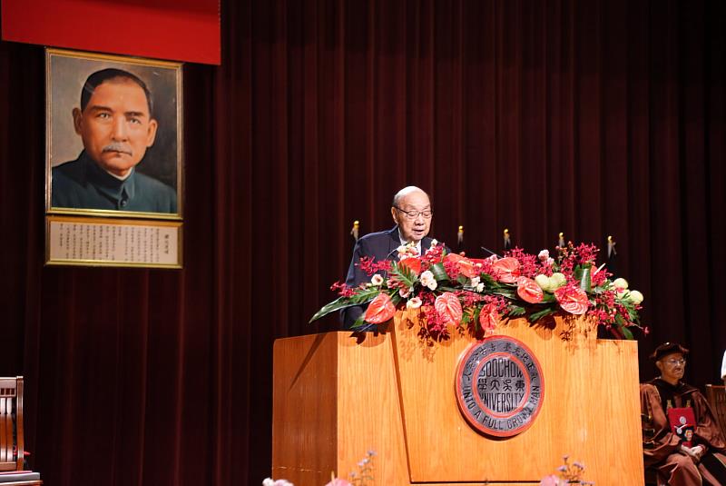 圖二、東吳大學唐松章董事長期勉畢業生做一個正直、有溫度的人。