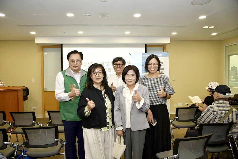 張榮發基金會鍾德美執行長(前排右)與講者張譽騰(後排中)及桂雅文老師(前排左)合影