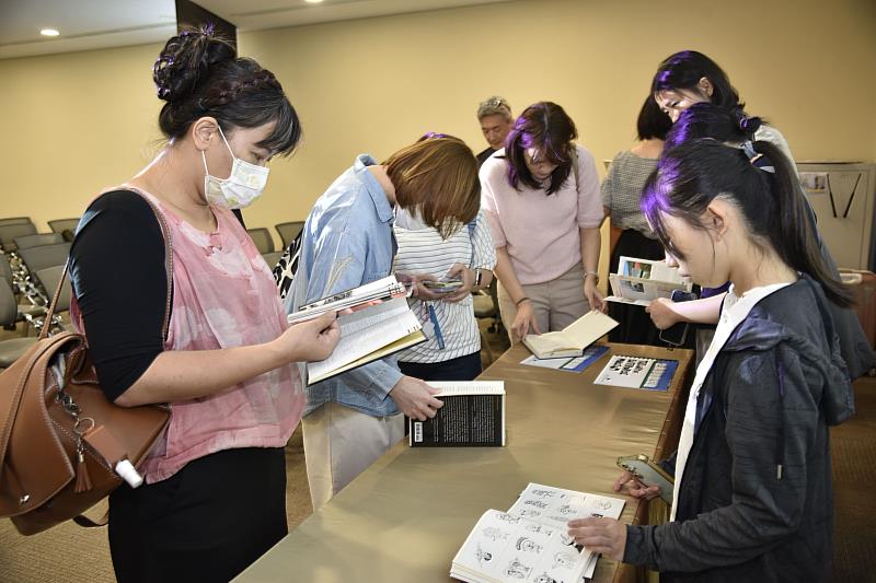 會後聽眾仍意猶未盡地翻閱協會提供之企業博物館相關文獻