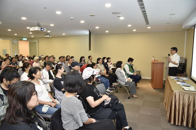 聽眾全神貫注地聆聽張譽騰老師生動且精彩的解說
