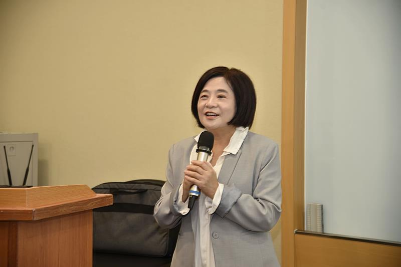 張榮發基金會鍾德美執行長於講座前致詞