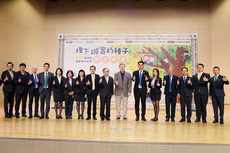 永慶加盟四品牌高雄區經管會全力支持品格教育,攜手深入校園成為誠實教育最強推手。發揮品牌影響力,為港都深耕善良種子。(永慶慈善基金會提供)