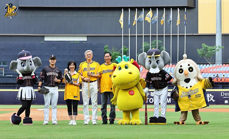台灣人壽莊中慶總經理(右4)、中國信託產險王志誠董事長(左4)、遠傳電信井琪總經理(左3),和永續MVP台灣阿龍合影,力挺永續行動。/中信兄弟提供