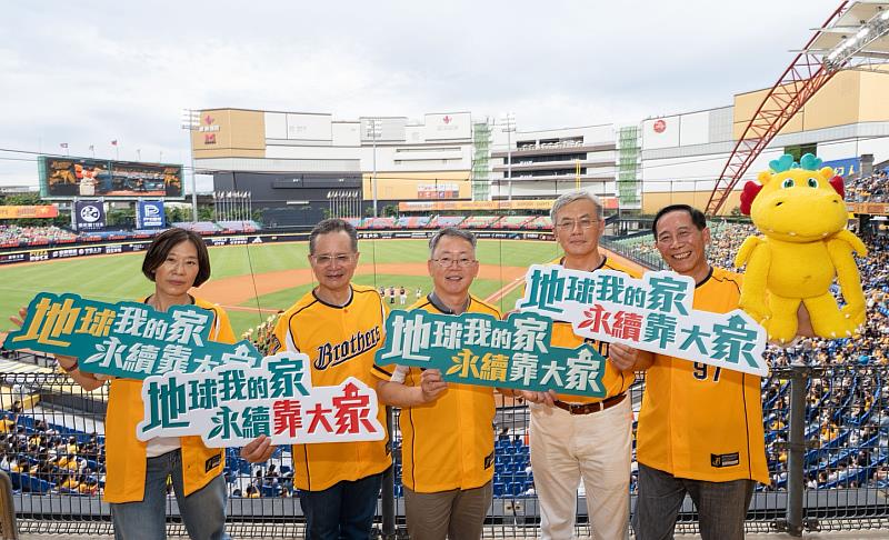 台灣人壽莊中慶總經理（右1）、獨立董事許文彥（中）、中國信託產險王志誠董事長（右2）與陳正煌總經理（左2），號召球迷應援永續好「棒」。／台灣人壽提供