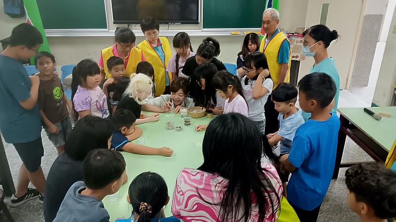 學生專注聆聽手作老師說明製作流程