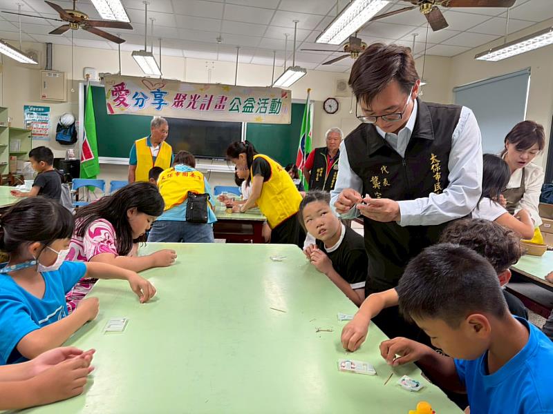 太保市團委會龔宗勇會長指導小朋友完成手作品