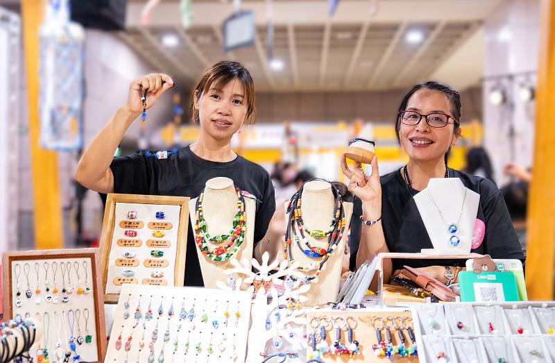 北分署多元培力大市集-勵馨基金會輔導婦女製作琉璃飾品(歷史照片，非本場活動)