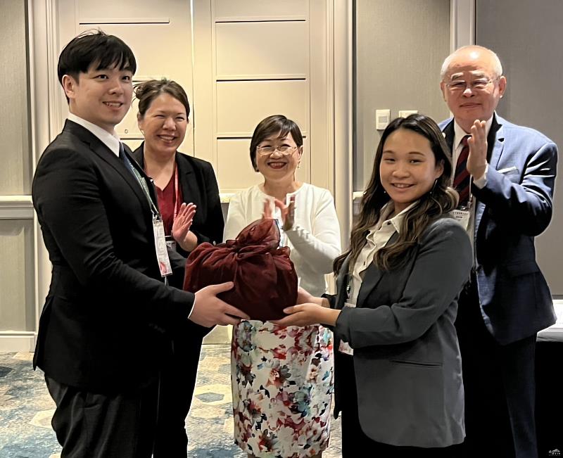 徐佳青見證北美洲臺灣商會聯合總會青商部新任會長及監事長誕生，(左1)滿任會長簡子堯、(右1)新任會長康宜㚬