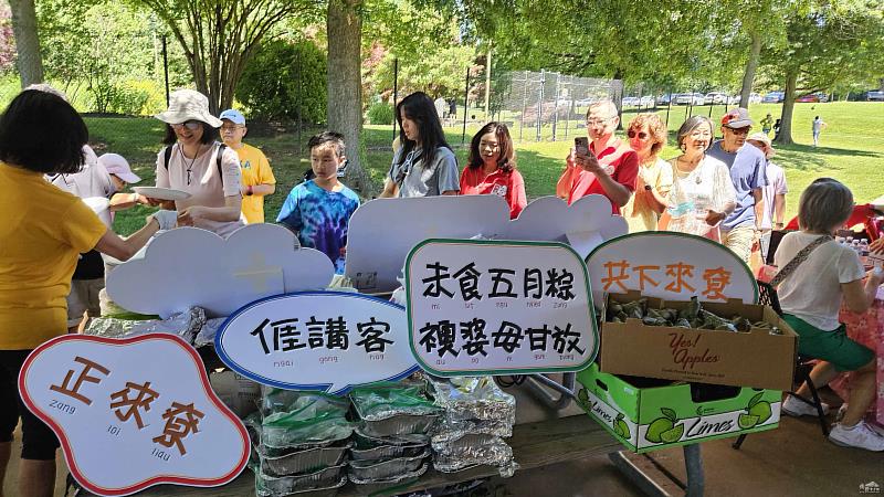 現場準備客家粽、艾粄、粄粽等傳統端午美食，並結合客語教學及互動體驗