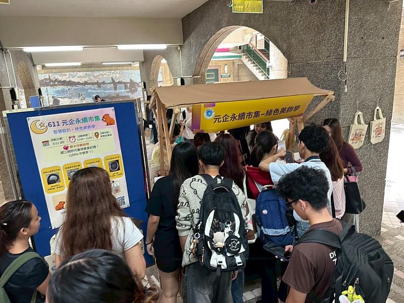 活動攤位受到歡迎，吸引學生參觀購買