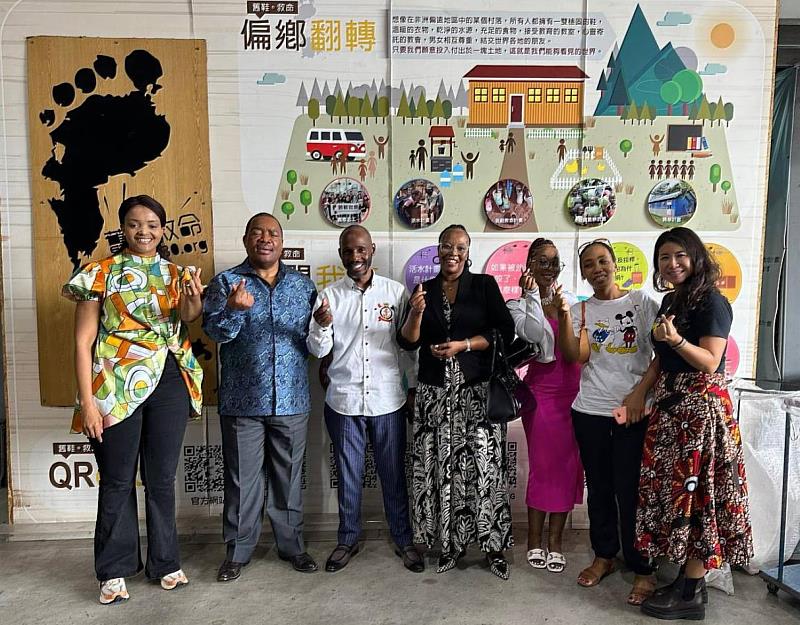 實踐大學史瓦帝尼畢業生Futhie(左一)長期投入家鄉慈善服務與社區發展，關懷弱勢兒童及年長居民