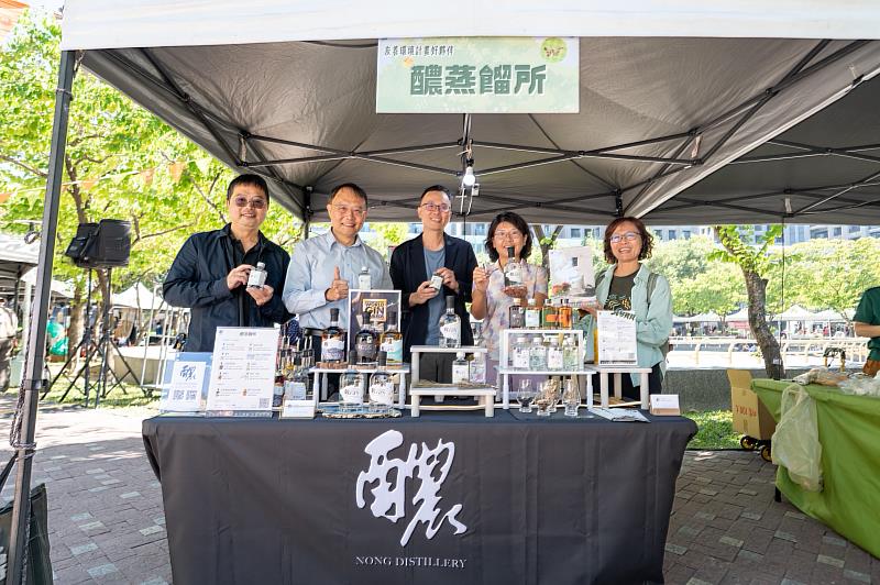 醲蒸餾所李建緯(中)於林業保育署臺中分署舉辦2025里山生活市集展售蘋果二葉松琴酒(照片提供／2025里山生活市集)