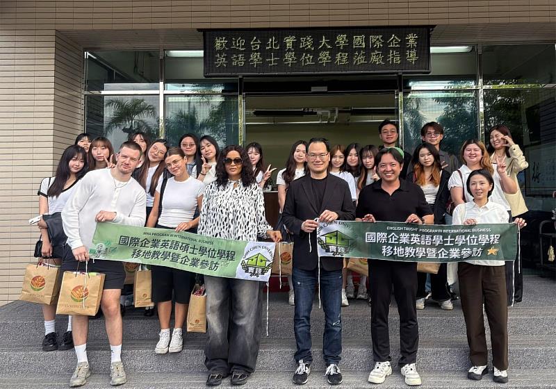 史瓦帝尼畢業生Futhie(左三)在學期間積極參與企業參訪與移地教學