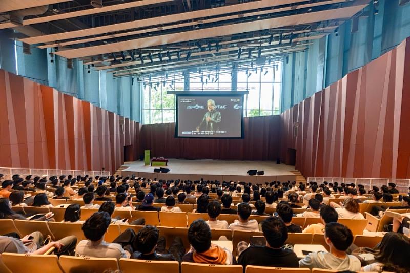 逢甲大學在生日堂與大講堂同步直播NVIDIA執行長黃仁勳COMPUTEX主題演講,吸引近600位學生參與。