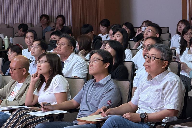 南大辦理公益永續挑戰賽,評審團與師長專注聆聽學生提案,從創新構想、執行成果到社會影響力提供專業建議。