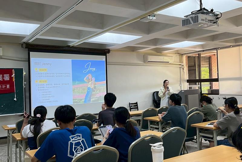 林宛萱講師分享從廣播到Podcast的職涯歷程,帶領南大學生認識聲音內容產業的發展趨勢。