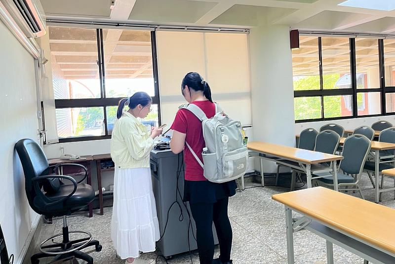 南大學生於講座後向講師請教Podcast製作實務細節，展現對數位內容產業的高度關注。