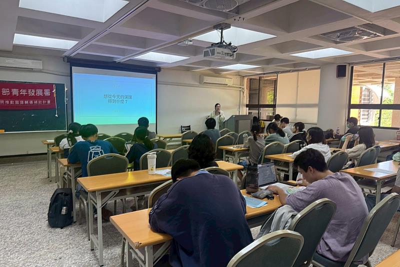 林宛萱講師與南大學生互動交流,了解同學對Podcast產業與內容創作的期待,為講座揭開序幕。