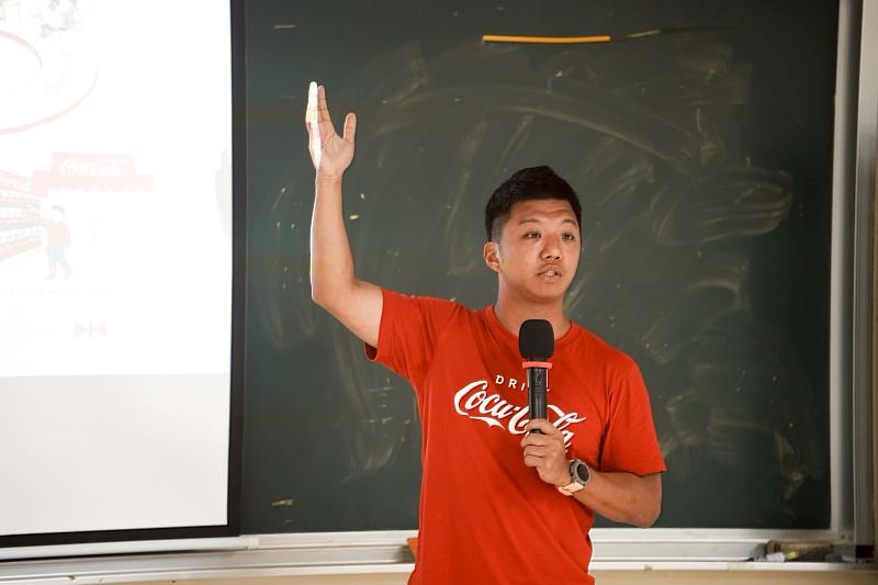 陳俊名先生透過實際案例分享HRBP工作內容與企業管理經驗，帶領南大學生認識人資專業的多元角色。