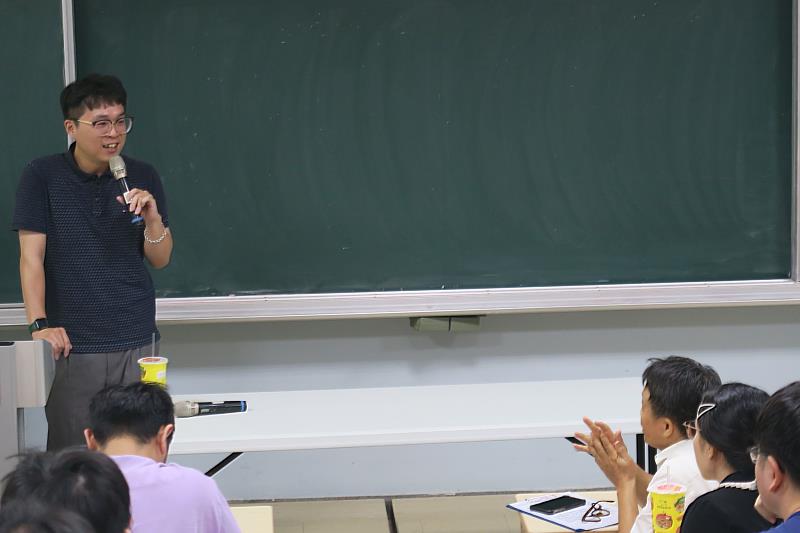 南大師生與劉禹辰教授交流機器學習及材料研發議題，從不同專業觀點探討AI應用與研究方向。