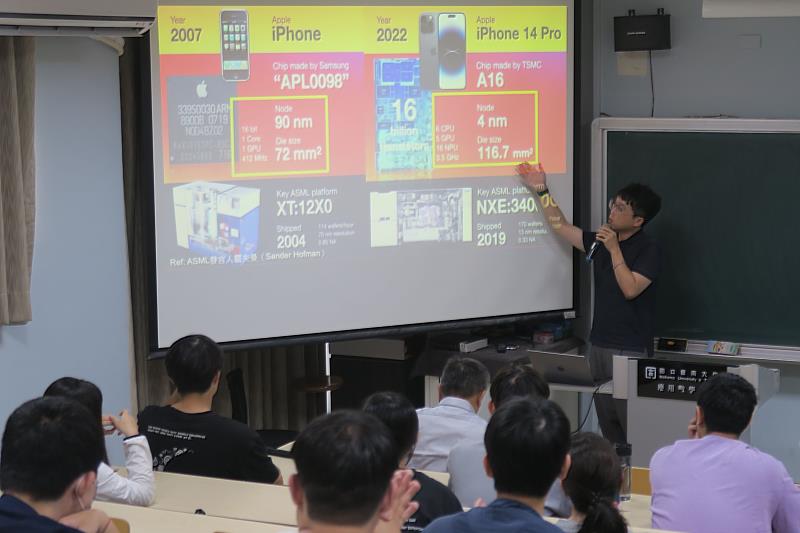 成大機械系劉禹辰教授於南大分享半導體與高科技產業發展趨勢，帶領師生認識AI於材料研發的創新應用。