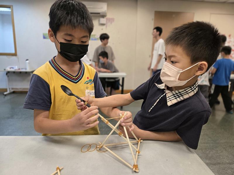 用常見的免洗筷、湯匙和橡皮筋製作出「簡易投石機」