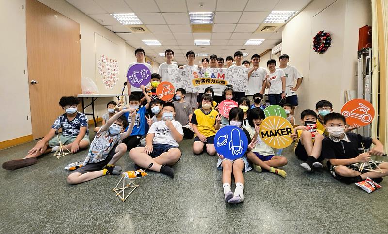 成功高中團隊與主愛關懷協會三峽課輔班大合照