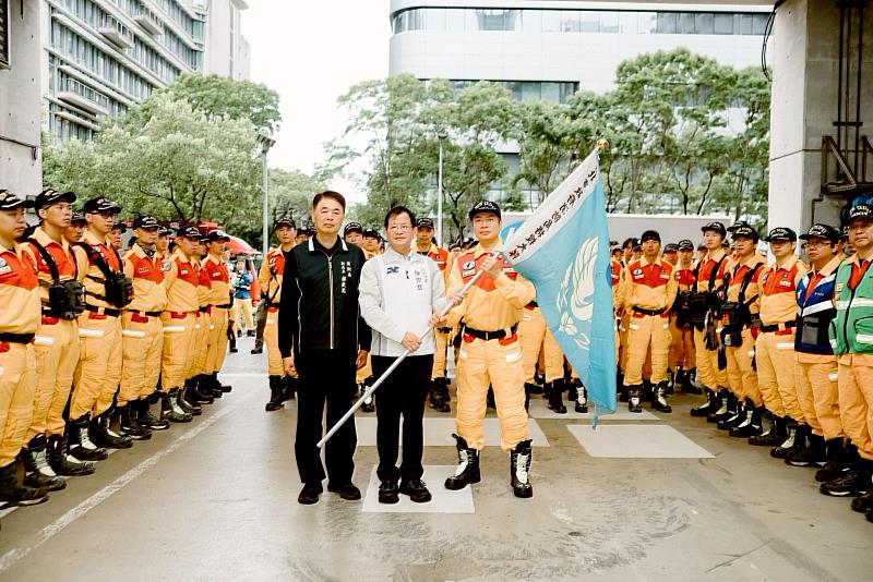 國家重型救援隊複測局長授旗。
