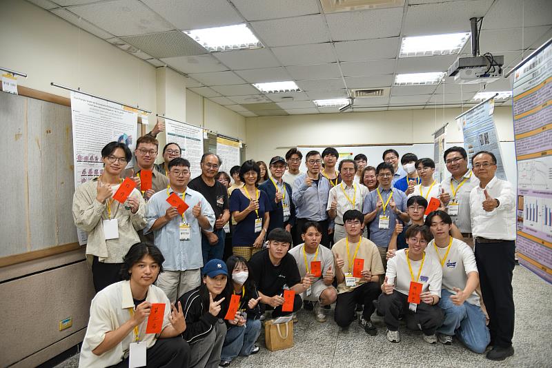 本次競賽共吸引資訊工程、光電物理、大氣科學等學系25組優秀團隊參與，研究主題多元且內容紮實，充分展現學生的研究熱忱與學習成果。獲獎學生與評審委員及指導老師合影留念。