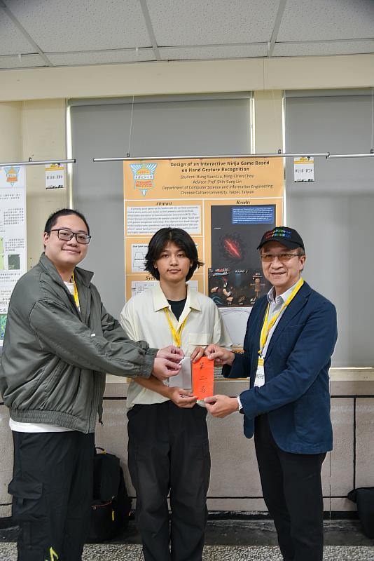第二名由資訊工程學系四年級團隊獲得，研究主題為「Design of an Interactive Ninja Game Based on Hand Gesture Recognition」，透過手勢辨識技術開發互動式忍者遊戲，結合人工智慧與遊戲設計，打造嶄新的人機互動體驗。