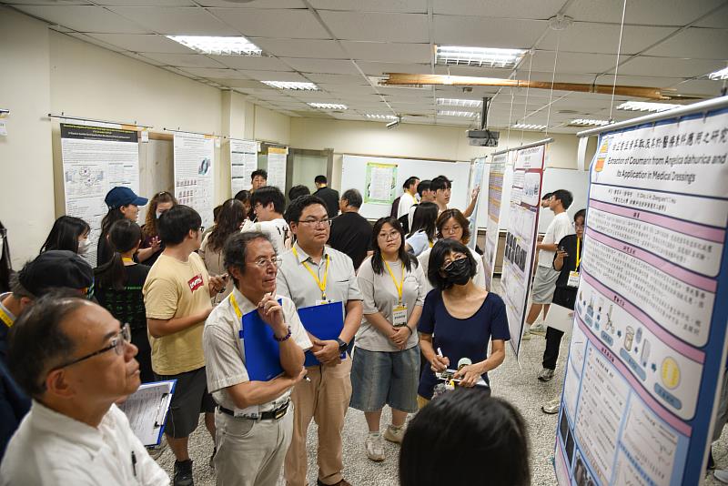 透過壁報展示方式,學生清楚呈現研究成果與創意發想,協助評審委員了解各組專題內容。