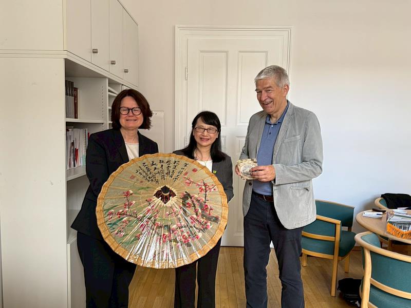 文藻外語大學訪德代表團拜訪擁有逾600年歷史的萊比錫大學Universität Leipzig，由國際副校長Matthias Middell（右）等接待，校長莊慧玲（中）並致贈台灣特產美濃傘予對方留念，深化雙方長年姊妹校交流情誼。