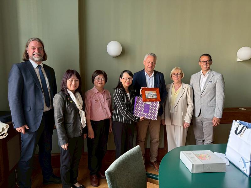 文藻外語大學代表團拜會茨維考縣政府，由縣長Carsten Michaelis(右3)親自接待，雙方就教育、文化與產業合作交流意見。