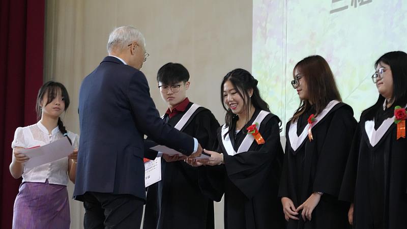張良民頒發結業優秀學生獎