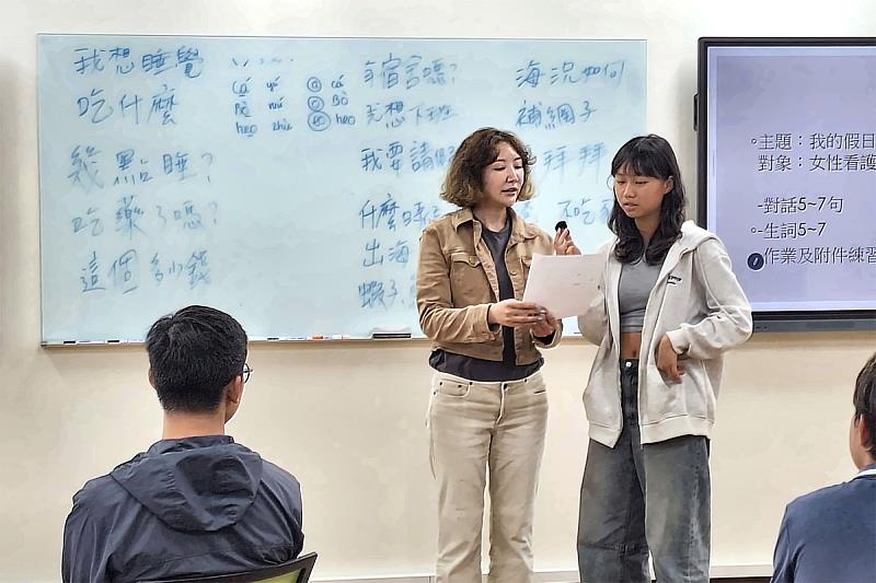學員於移工華語課程練習移工常出現問題的發音。