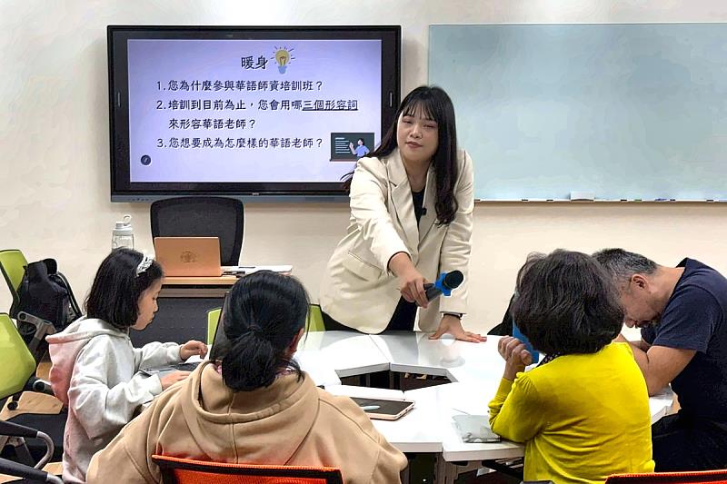 呂欣霖老師於初級華語教學課程用簡單的提問幫學員暖身。