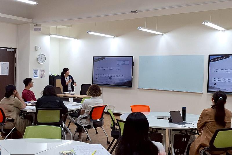 海大華語中心期望協助有志投入華語教學領域之人才建立扎實基礎。(圖為華語中心黃雅英主任為學員解析華人社會與文化測驗題)