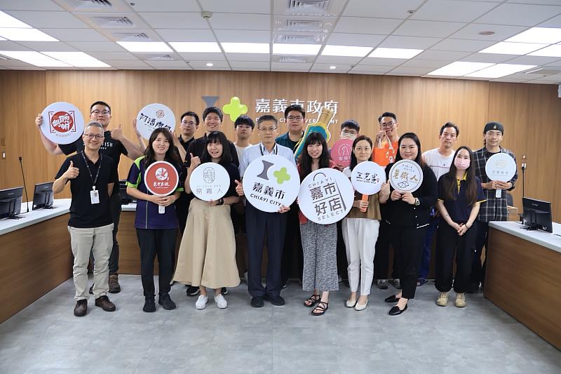 嘉義市市府團隊與15家「嘉市好店」參展業者齊心合影,展現進軍台北食品展決心