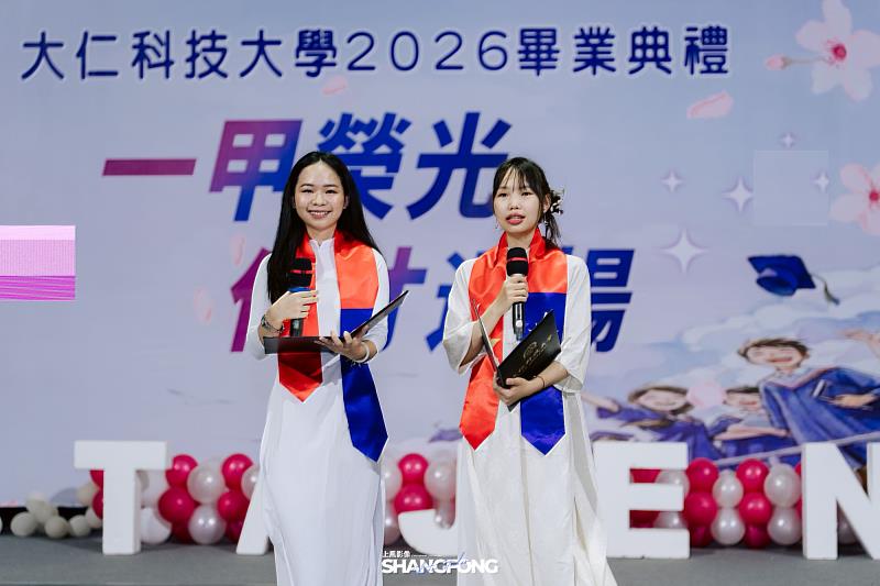 越南國際學生代表身穿越南傳統服飾「奧黛（Áo Dài）」上台致畢業詞