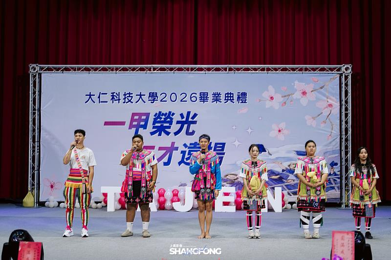 本校原住民族學生社團「黑木炭原創社」領唱一同唱校歌