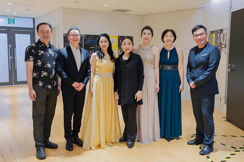 系主任蔡永凱(右1)指出,學生與國內外一流師資近距離協作演奏,累積實務經驗。(左起)張成璞老師、陳世偉老師、林芳瑜老師、許瀞心老師、蕭涵老師、許佳穎老師。
