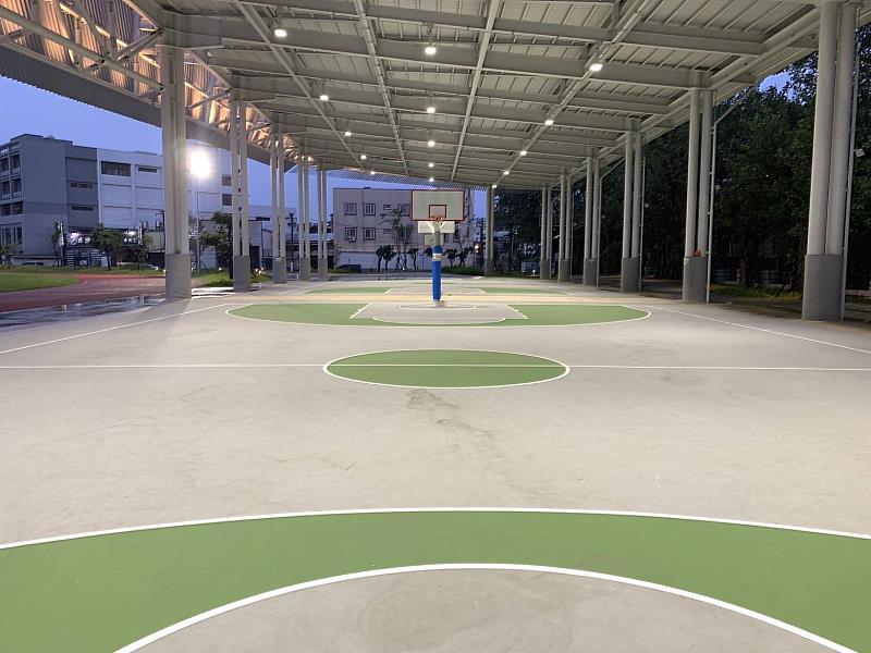 昨(14)日傍晚雨後風雨球場場內情況