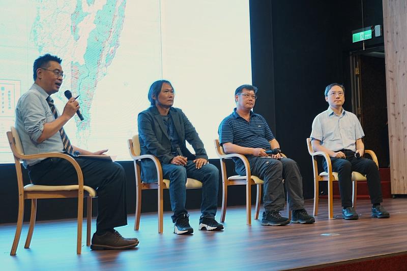 發表會中,導讀撰寫者洪廣冀教授(左二)、鄭安睎教授(右二)與葉高華教授(右一)共同與現場來賓交流,分享這份史料的重要價值及其歷史意義。